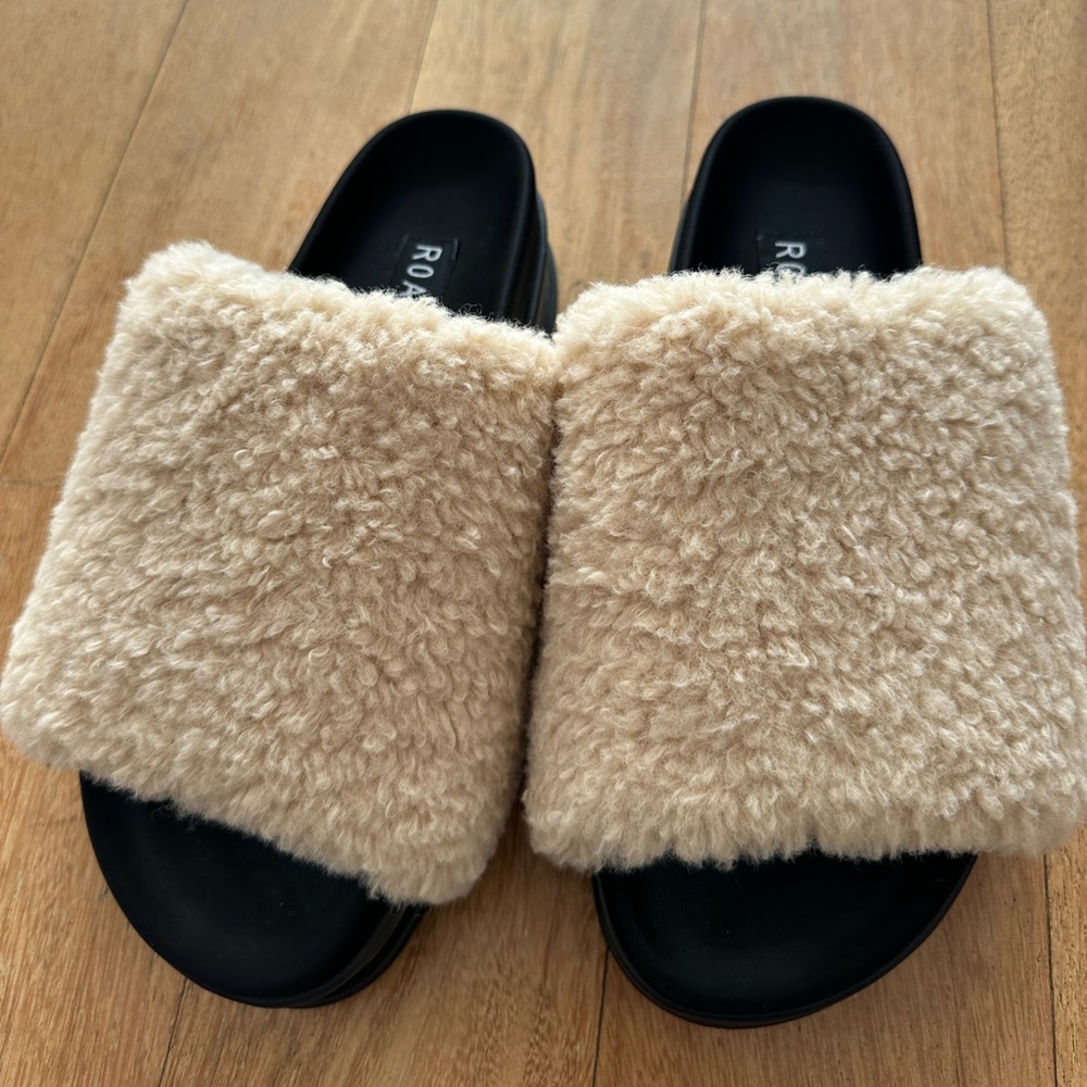 ROAM Faux Shearling Slide Sandals in Beige and Black